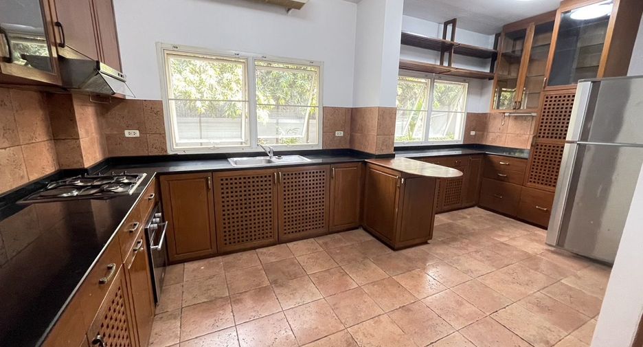 For rent 4 bedrooms house in Watthana, Bangkok