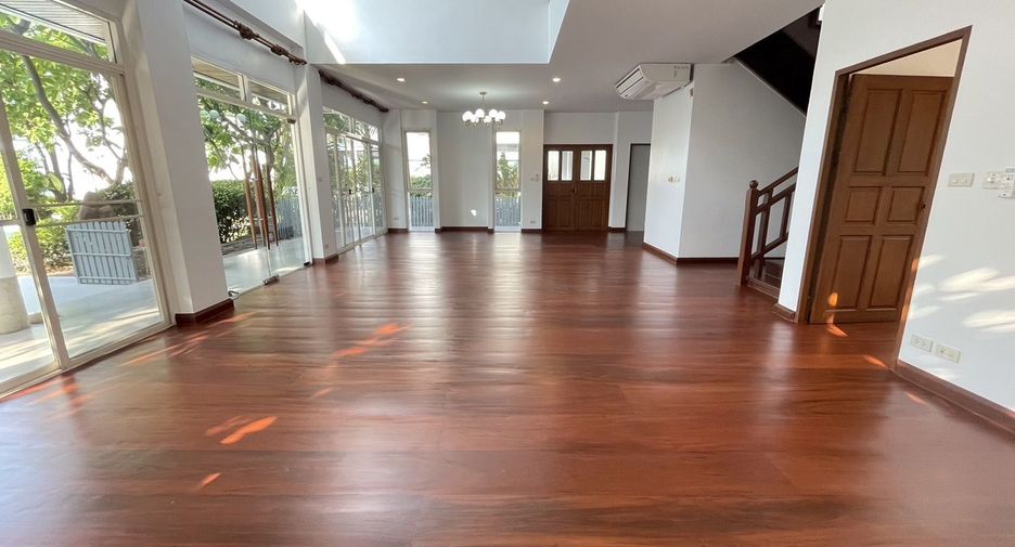 For rent 4 bedrooms house in Watthana, Bangkok