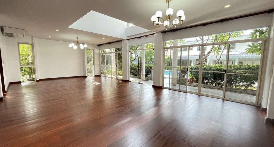 For rent 4 bedrooms house in Watthana, Bangkok