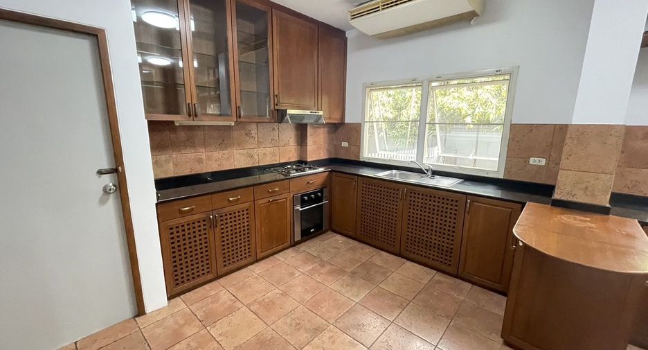 For rent 4 bedrooms house in Watthana, Bangkok