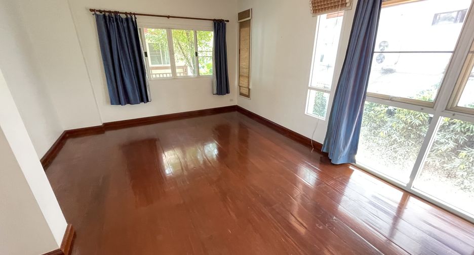 For rent 4 bedrooms house in Watthana, Bangkok