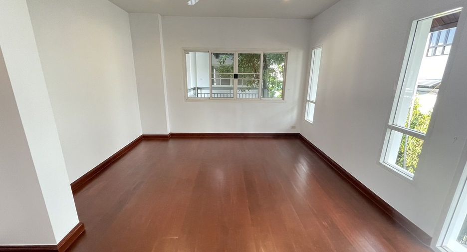 For rent 4 bedrooms house in Watthana, Bangkok