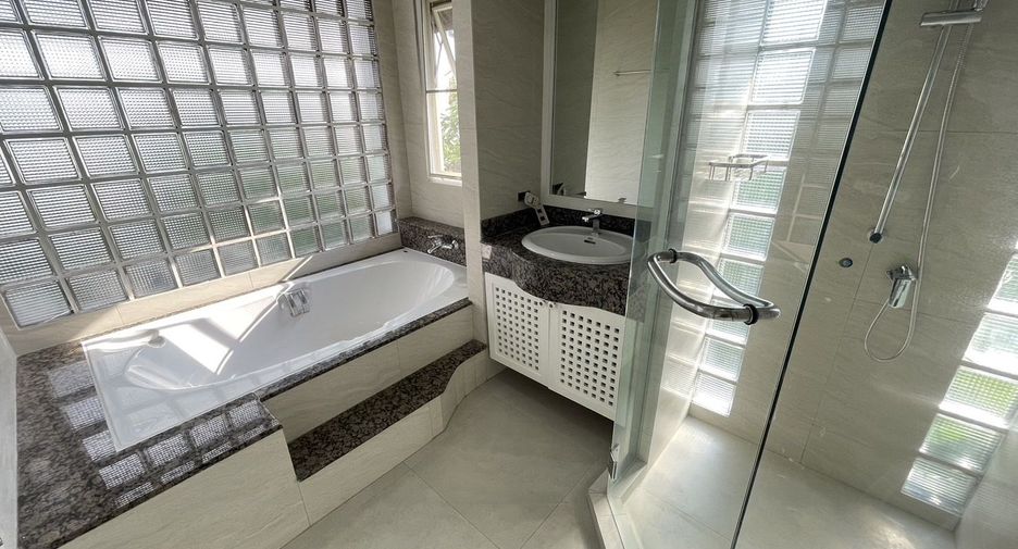 For rent 4 bedrooms house in Watthana, Bangkok