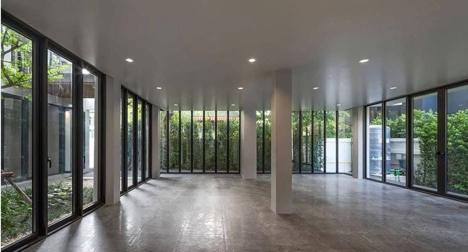 For sale and for rent 5 bedrooms retail Space in Phra Khanong, Bangkok