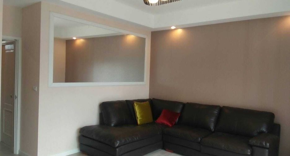 Casa adosada en alquiler de 3 habitaciones en Saphan Sung, Bangkok