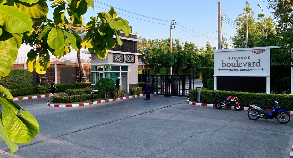 For sale 5 bedrooms house in Mueang Samut Prakan, Samut Prakan