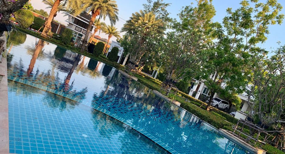 For sale 5 bedrooms house in Mueang Samut Prakan, Samut Prakan