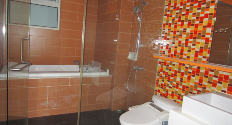 For rent 3 bedrooms condo in Yan Nawa, Bangkok
