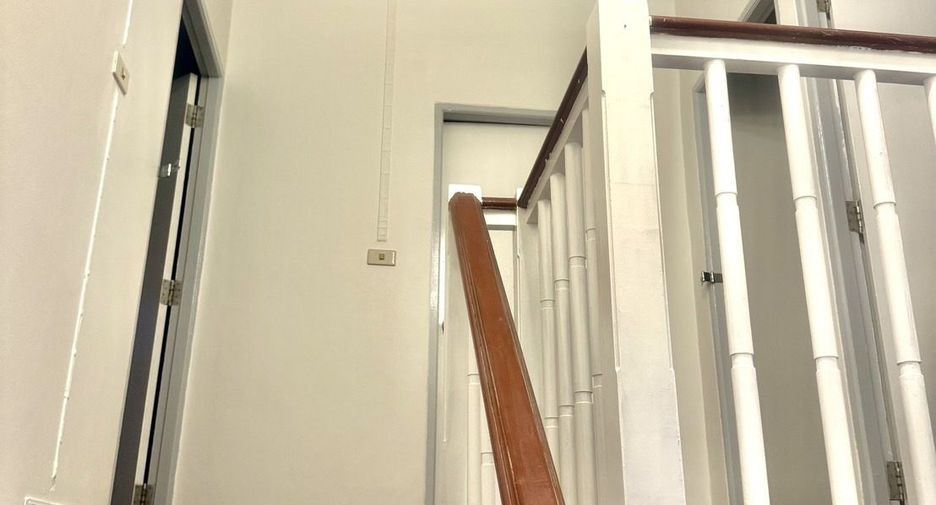 Casa adosada en venta de 3 habitaciones en Phra Pradaeng, Samut Prakan