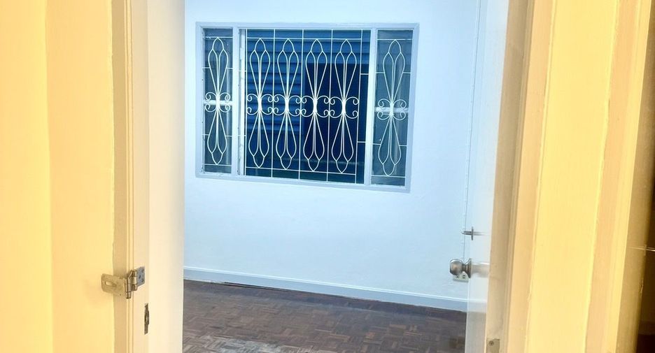 Casa adosada en venta de 3 habitaciones en Phra Pradaeng, Samut Prakan