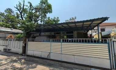 Haus zum Kauf mit 1 Zimmer in Huai Khwang, Bangkok