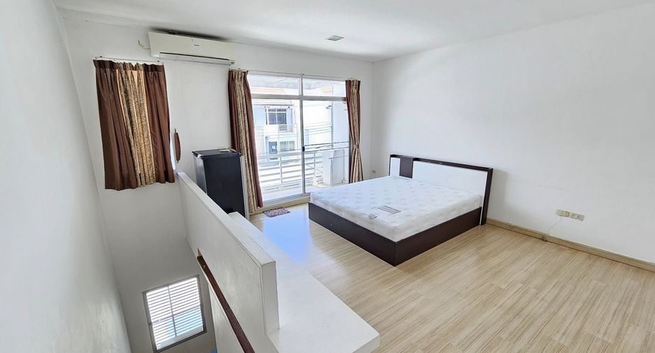Casa adosada en venta y en alquiler de 3 habitaciones en Bang Kapi, Bangkok
