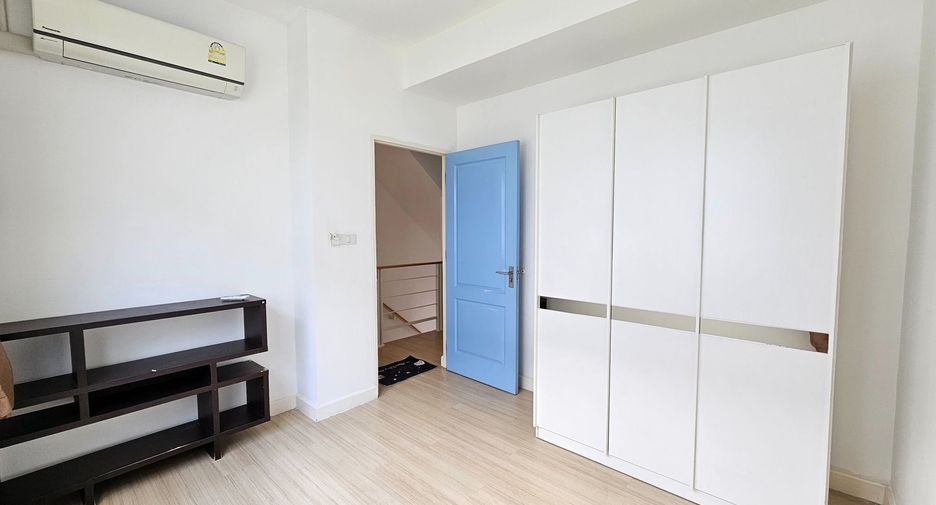 Casa adosada en venta y en alquiler de 3 habitaciones en Bang Kapi, Bangkok