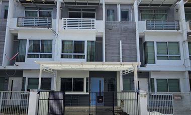 Casa adosada en venta y en alquiler de 3 habitaciones en Bang Kapi, Bangkok
