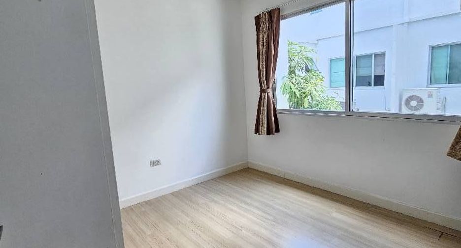 Casa adosada en venta y en alquiler de 3 habitaciones en Bang Kapi, Bangkok