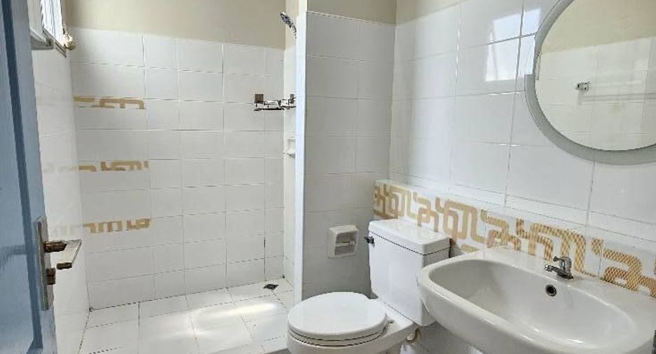 Casa adosada en venta y en alquiler de 3 habitaciones en Bang Kapi, Bangkok