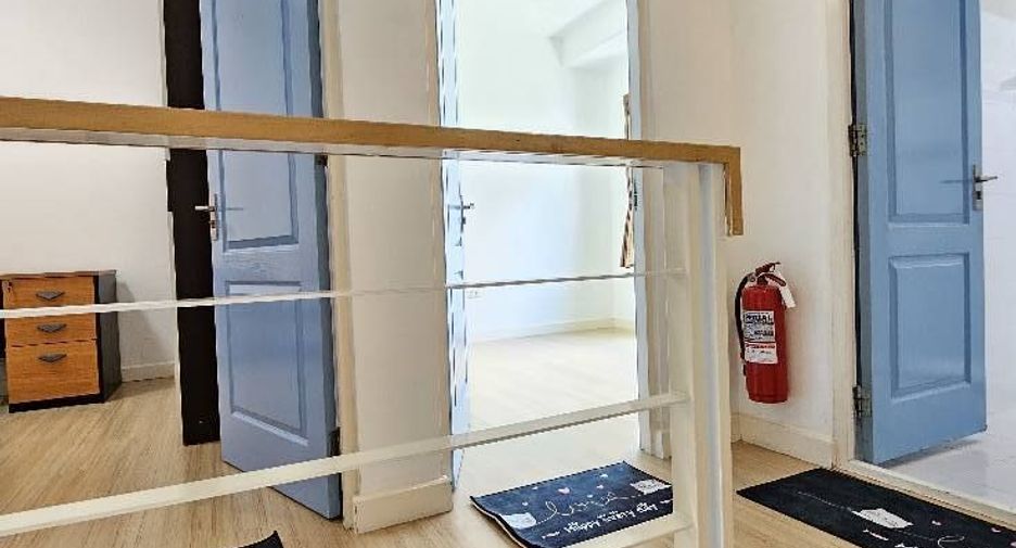 Casa adosada en venta y en alquiler de 3 habitaciones en Bang Kapi, Bangkok