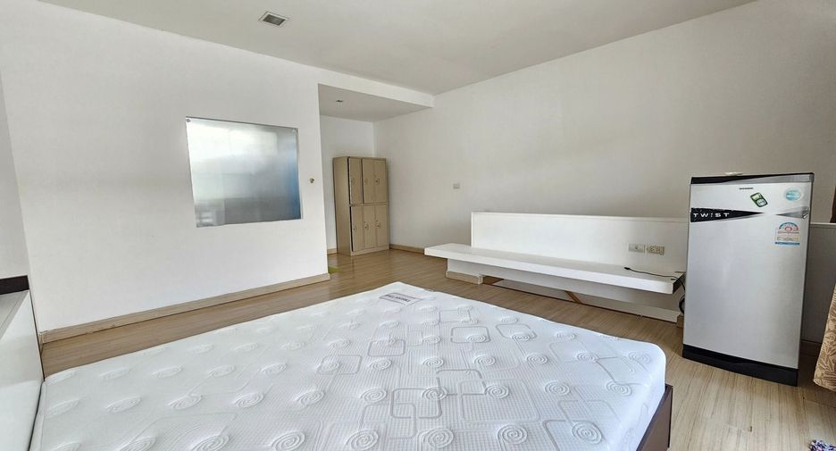 Casa adosada en venta y en alquiler de 3 habitaciones en Bang Kapi, Bangkok