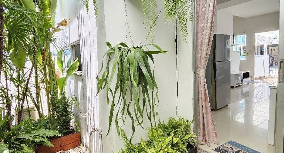 Casa adosada en venta y en alquiler de 3 habitaciones en Bang Kapi, Bangkok
