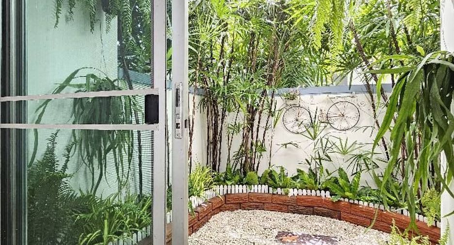 Casa adosada en venta y en alquiler de 3 habitaciones en Bang Kapi, Bangkok