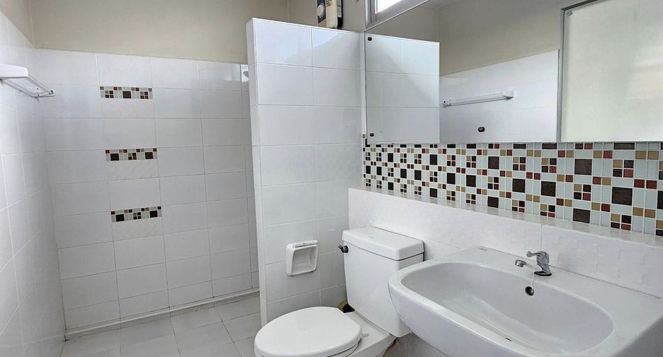 Casa adosada en venta y en alquiler de 3 habitaciones en Bang Kapi, Bangkok