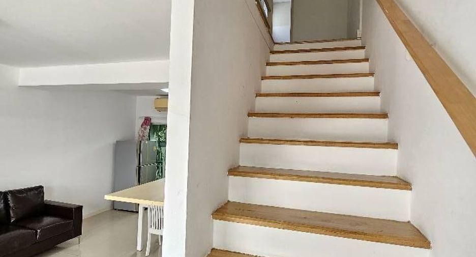 Casa adosada en venta y en alquiler de 3 habitaciones en Bang Kapi, Bangkok