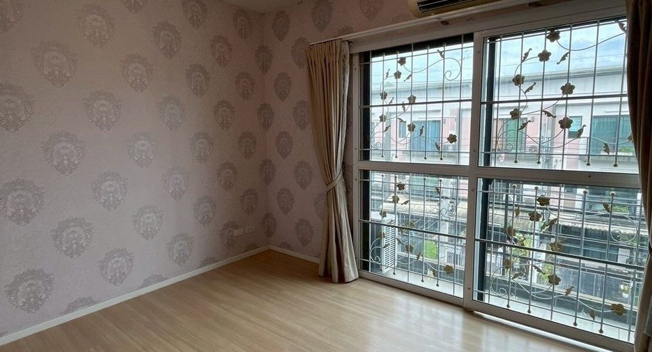 For sale 4 bedrooms townhouse in Bueng Kum, Bangkok