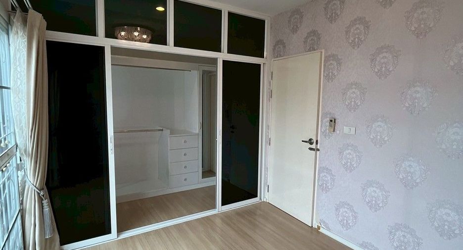 For sale 4 bedrooms townhouse in Bueng Kum, Bangkok