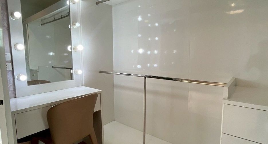 For sale 4 bedrooms townhouse in Bueng Kum, Bangkok