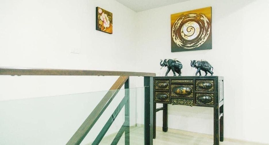 Casa adosada en venta y en alquiler de 3 habitaciones en Yan Nawa, Bangkok