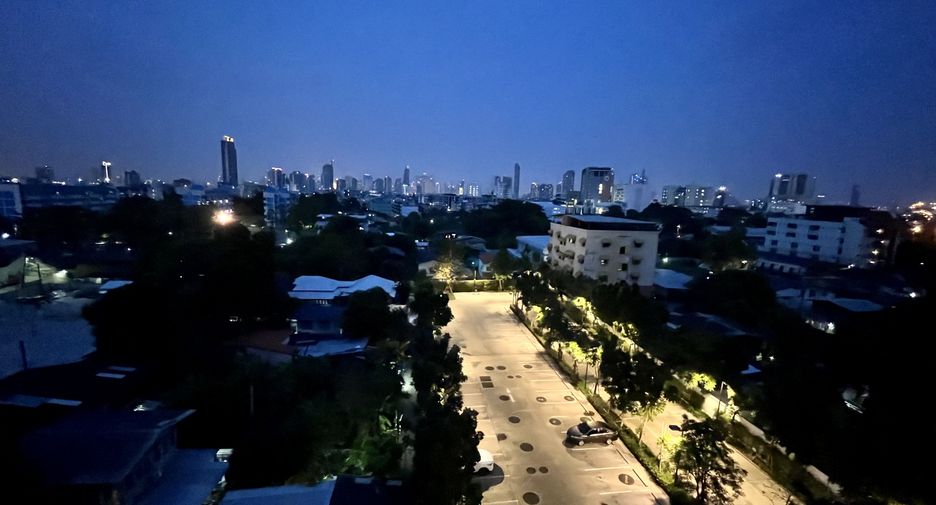 For rent 2 bedrooms condo in Thon Buri, Bangkok