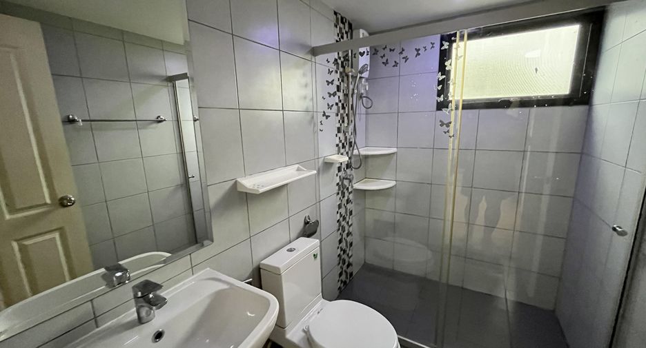 For rent 2 bedrooms condo in Thon Buri, Bangkok