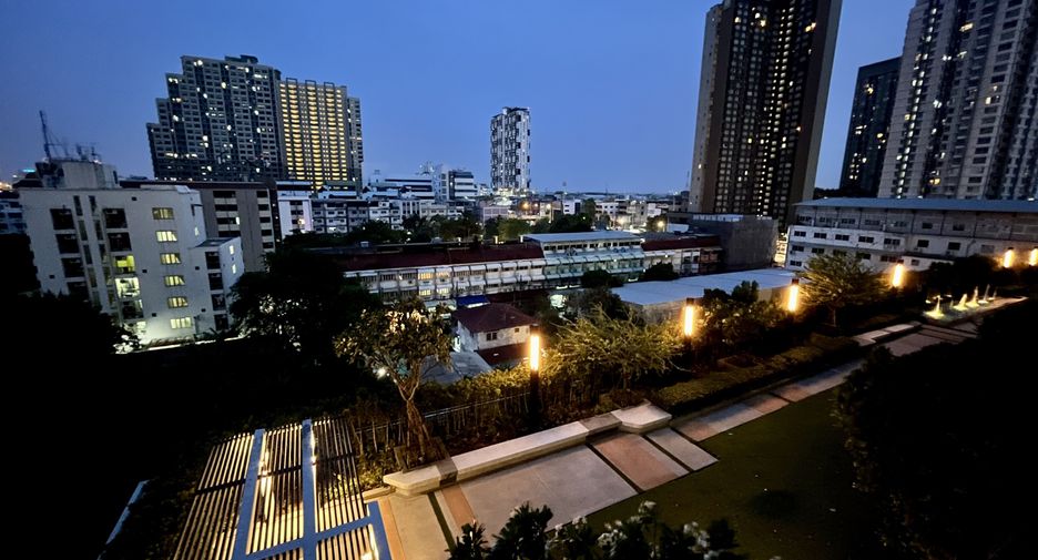 For rent 2 bedrooms condo in Thon Buri, Bangkok