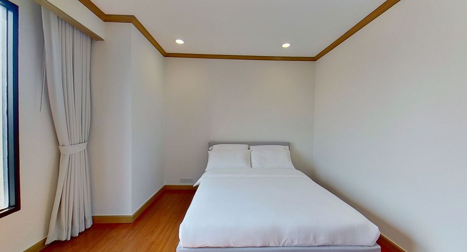 For rent 3 bedrooms condo in Khlong San, Bangkok