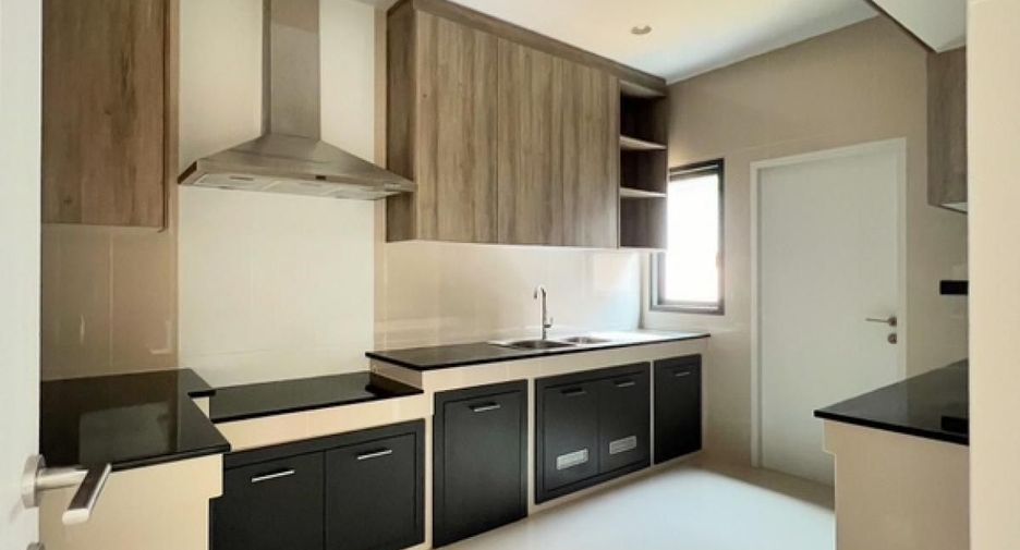 For sale 4 bedrooms house in Thawi Watthana, Bangkok