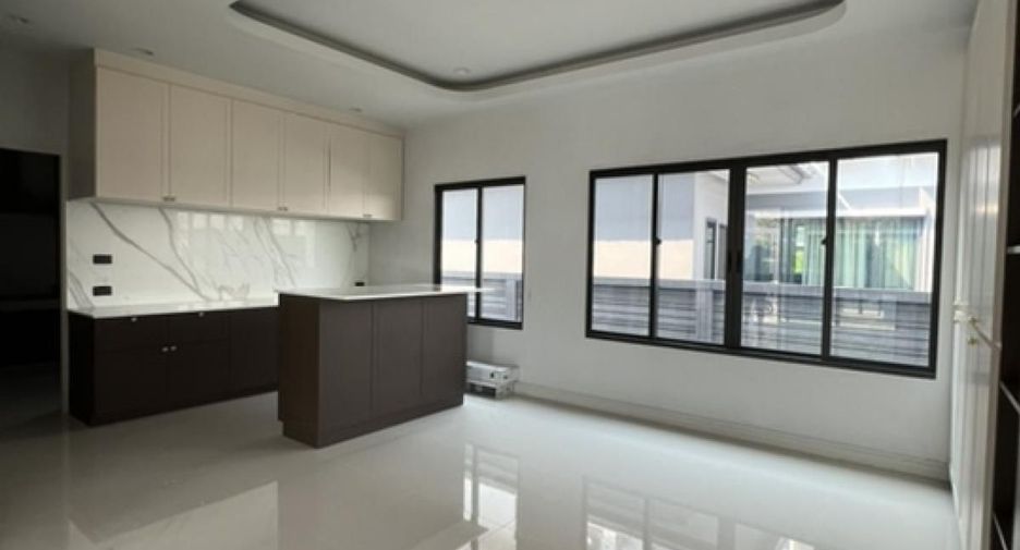 For sale 4 bedrooms house in Thawi Watthana, Bangkok