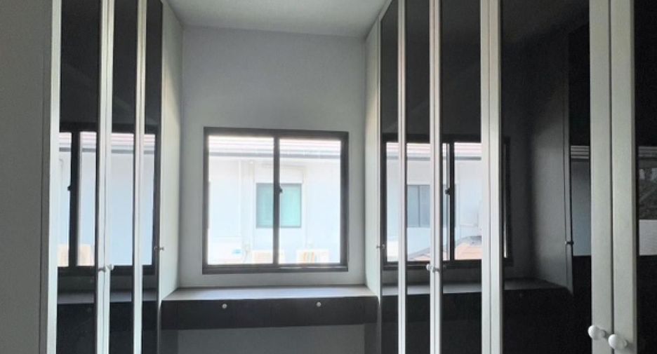 For sale 4 bedrooms house in Thawi Watthana, Bangkok