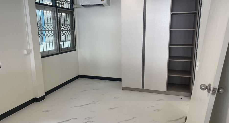 Casa adosada en alquiler de 4 habitaciones en Huai Khwang, Bangkok