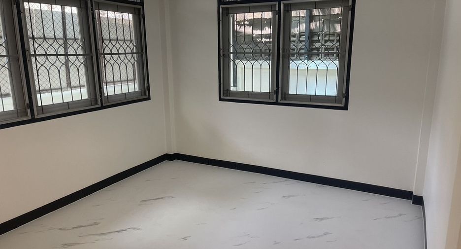 Casa adosada en alquiler de 4 habitaciones en Huai Khwang, Bangkok