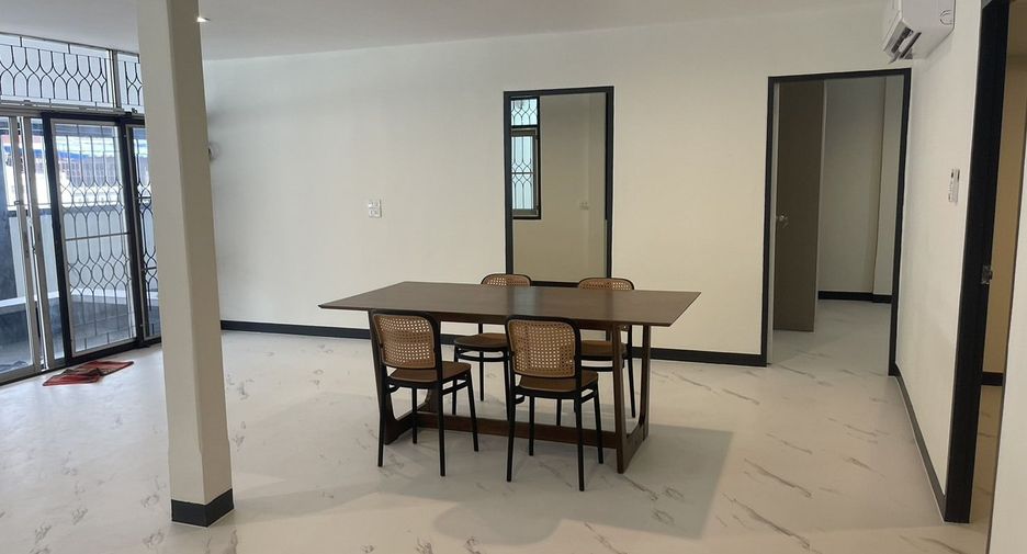 Casa adosada en alquiler de 4 habitaciones en Huai Khwang, Bangkok