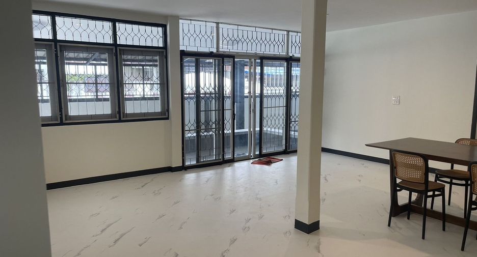 Casa adosada en alquiler de 4 habitaciones en Huai Khwang, Bangkok