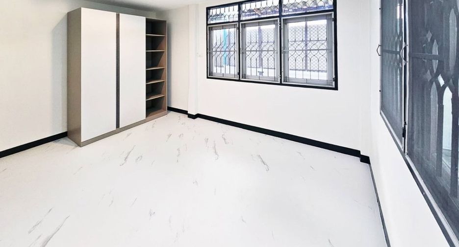 Casa adosada en alquiler de 4 habitaciones en Huai Khwang, Bangkok