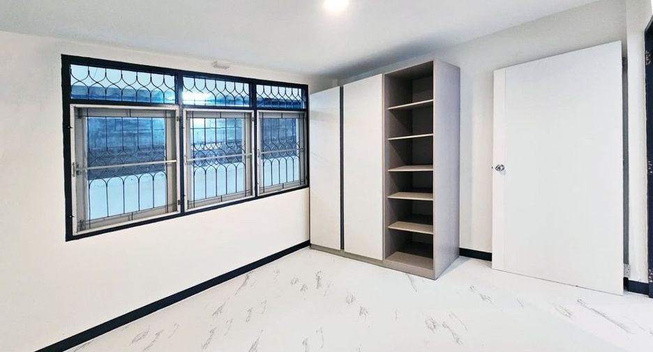 Casa adosada en alquiler de 4 habitaciones en Huai Khwang, Bangkok