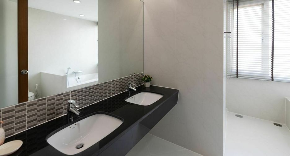 For rent 2 bedrooms apartment in Khlong Toei, Bangkok