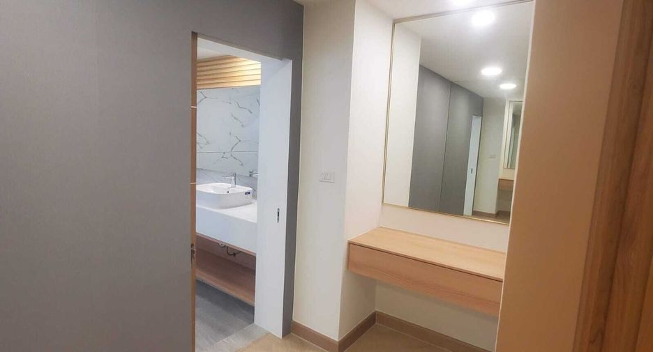 For rent 3 bedrooms condo in Khlong Toei, Bangkok