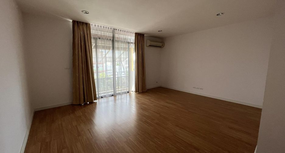 For rent 4 bedrooms townhouse in Yan Nawa, Bangkok