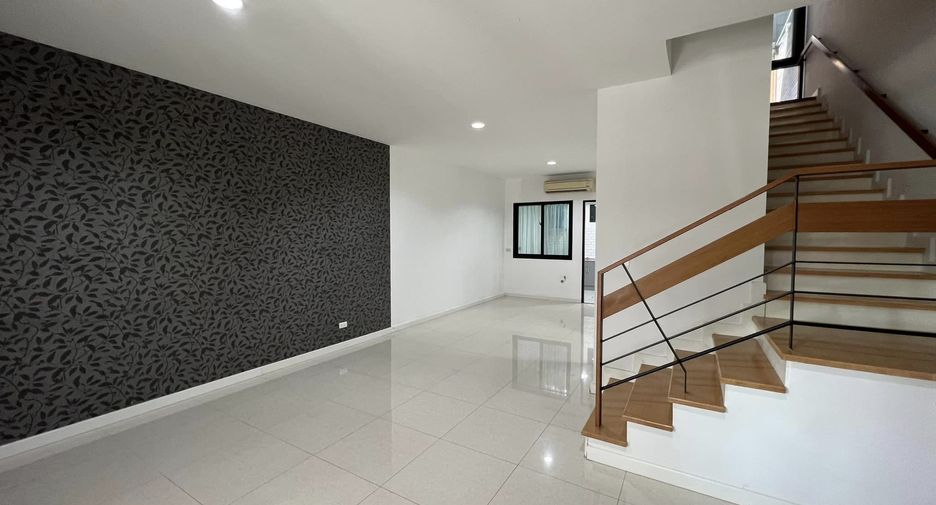 For rent 4 bedrooms townhouse in Yan Nawa, Bangkok