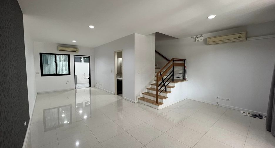 For rent 4 bedrooms townhouse in Yan Nawa, Bangkok