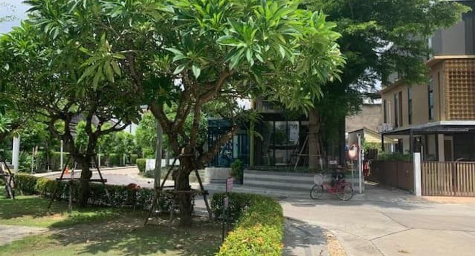For rent 4 bedrooms townhouse in Yan Nawa, Bangkok