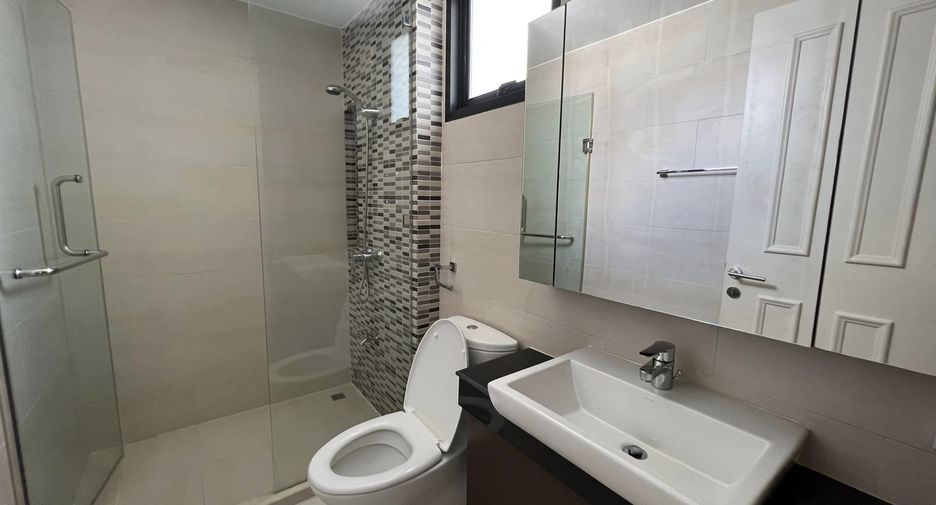 For rent 4 bedrooms townhouse in Yan Nawa, Bangkok